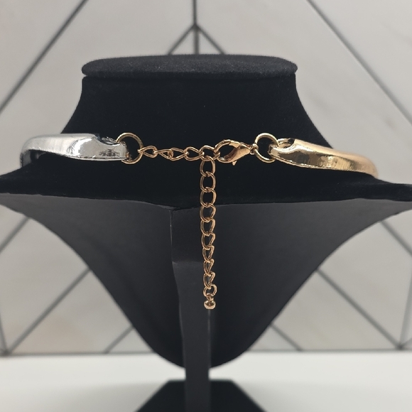 Elegant Gold and Silver Women's Necklace - Picture 4 of 4